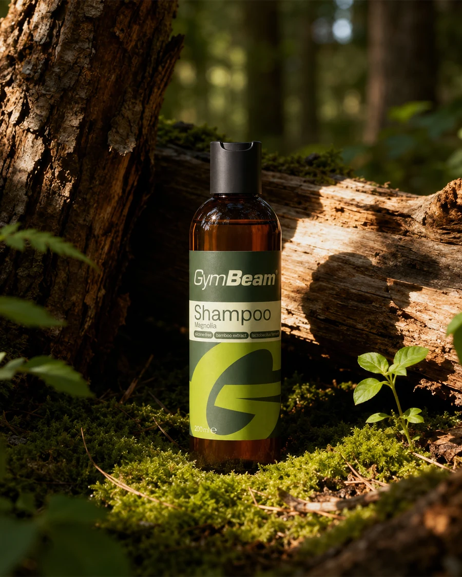 GymBeam-Shampoo in einer Waldszene